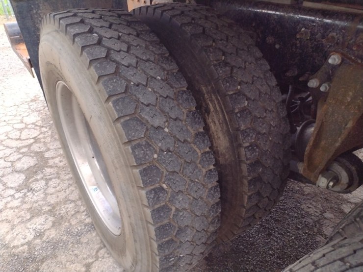 freightliner-122sd-image-32