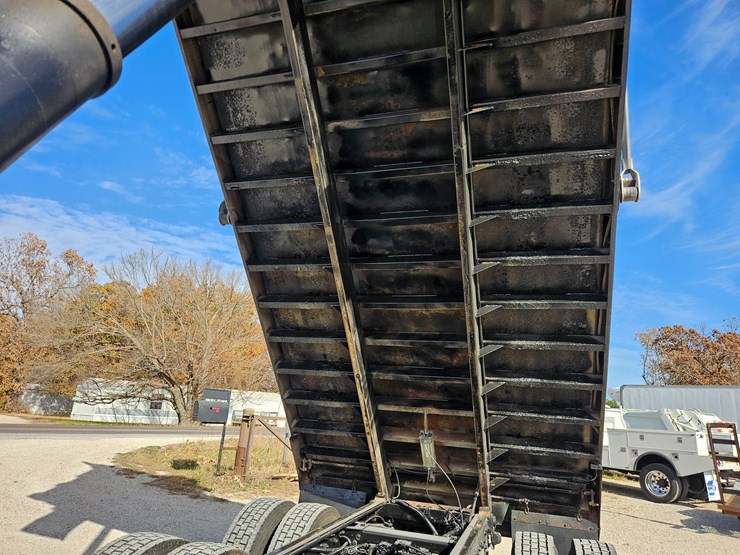 2009-peterbilt-365-image-47