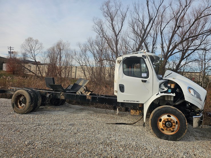 2019-freightliner-m2-106-image-3