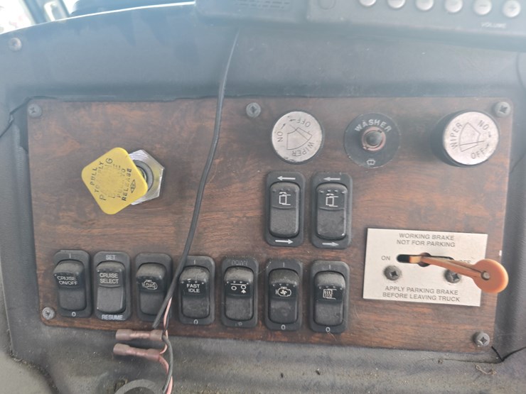 2003-peterbilt-320-image-52