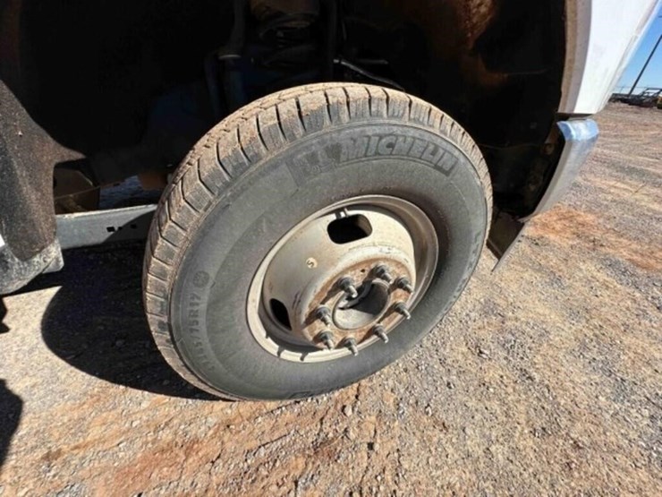 2024-ford-f350dually-1-ton-image-30