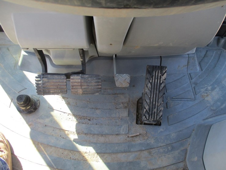 2017-caterpillar-450f-image-16