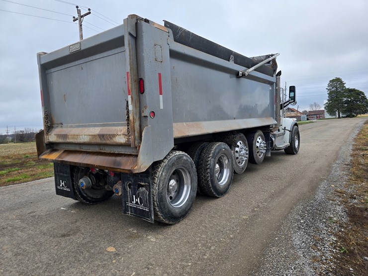 2020-peterbilt-567-image-32