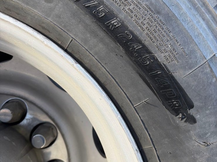 1999-peterbilt-379-image-12