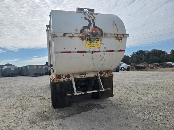 2003-peterbilt-320-image-17