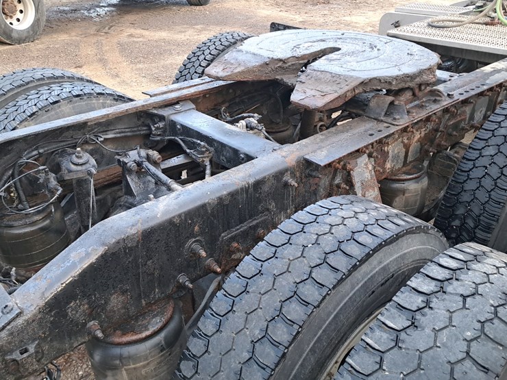 2010-peterbilt-386-image-38