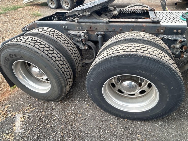 peterbilt-384-image-3