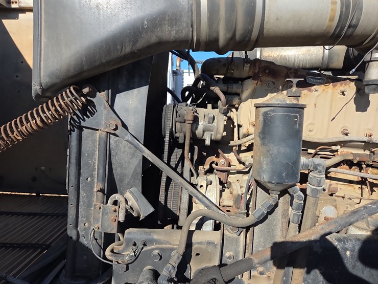 1988-freightliner-day-cab-semi-image-40