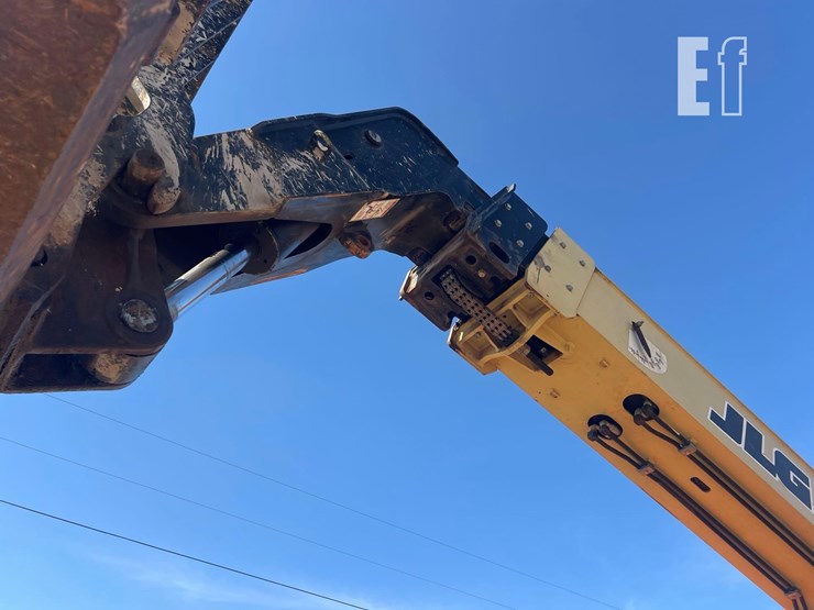 2018-jlg-742-image-10