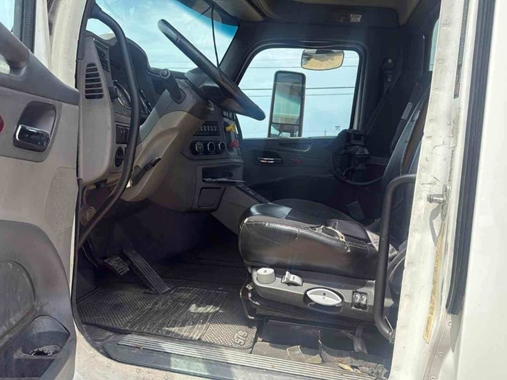 2016-peterbilt-579-image-3