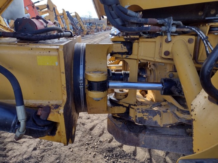 caterpillar-725-image-36