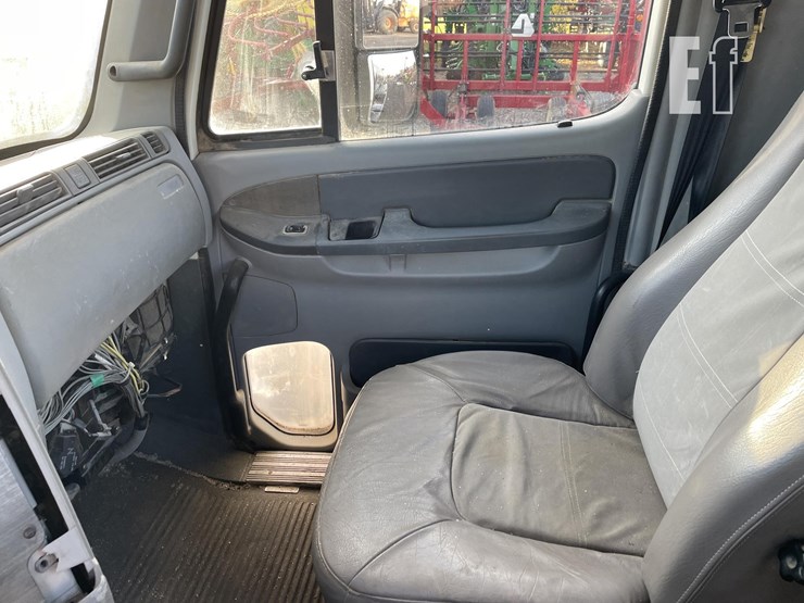 freightliner-columbia-120-image-9