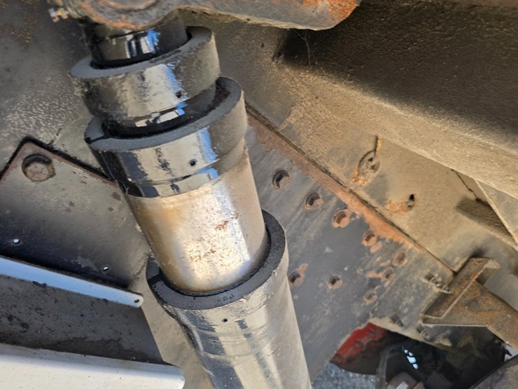 2013-peterbilt-320-image-80