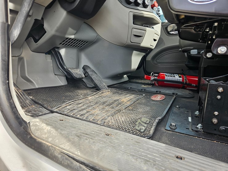 peterbilt-579-image-42