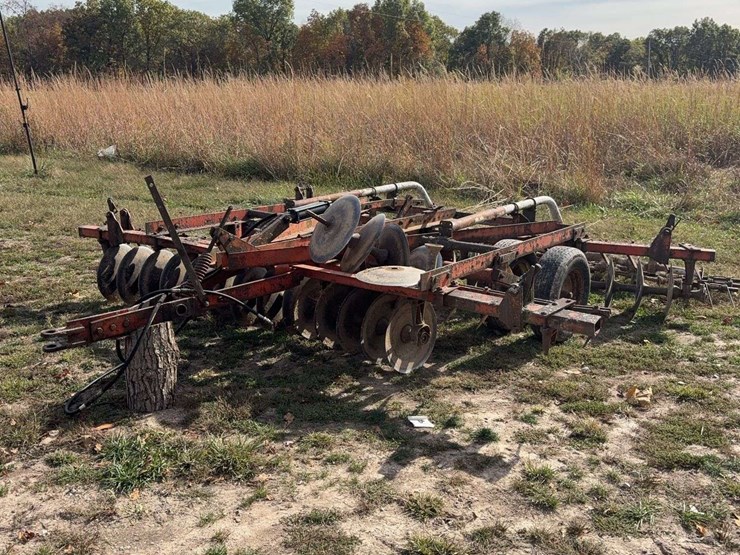 14ft-pull-type-hyd.-disk,-tandem-axle,-newer-tires,-newer-cylinder,-was-using-this-fall,-now-needs-a-new-bearing-and-shaft-on-front-left-side-image-1