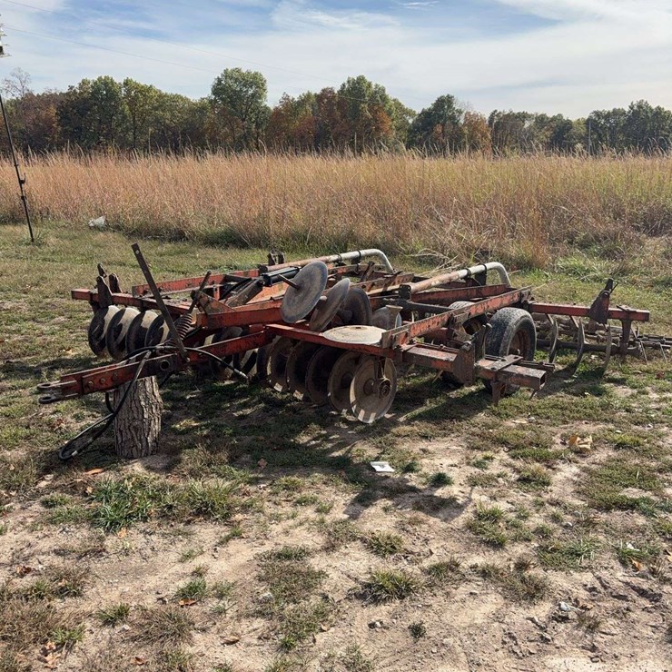14ft Pull Type Hyd. Disk, Tandem Axle, Newer Tires, Newer Cylinder, was using this fall, now needs a new bearing and shaft on front left side