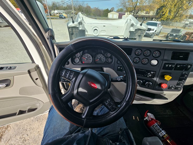 peterbilt-579-image-51