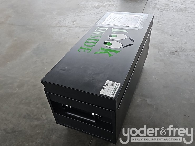 unused-wood-tuff-tow-48"-box-7-pcs-cub-cadet-tool-kit,-hedge,-trimmer,-cordless-chainsaw,-leaf-blower,-string-trimmer,-battery-charger-image-5