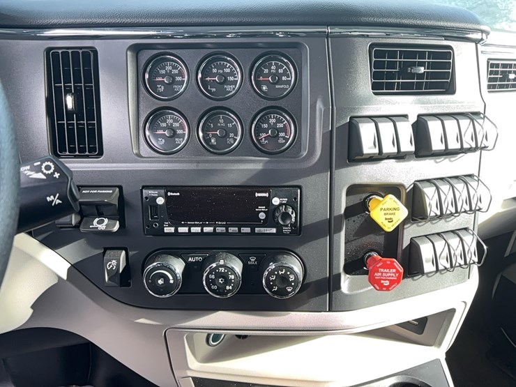 peterbilt-567-image-23