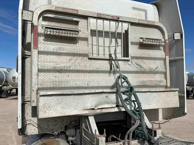 2001-peterbilt-379-image-8