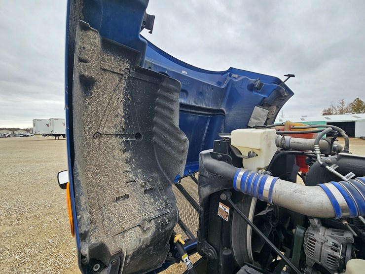 peterbilt-579-image-40