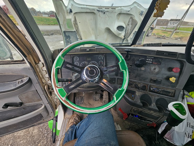 freightliner-columbia-120-image-88