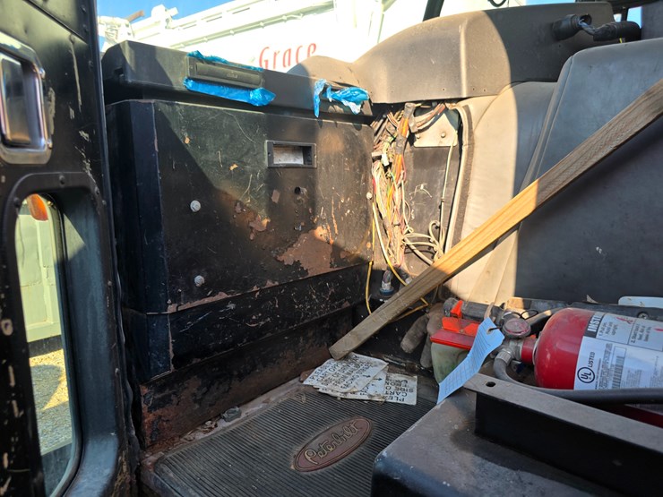 2002-peterbilt-320-image-27