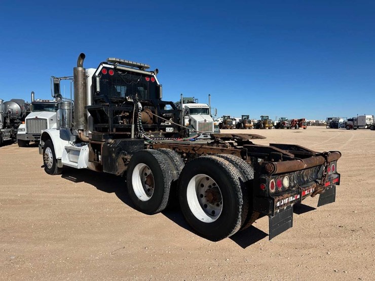 2012-peterbilt-388-image-4