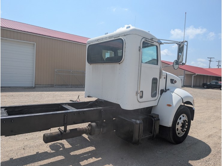 peterbilt-335-image-5