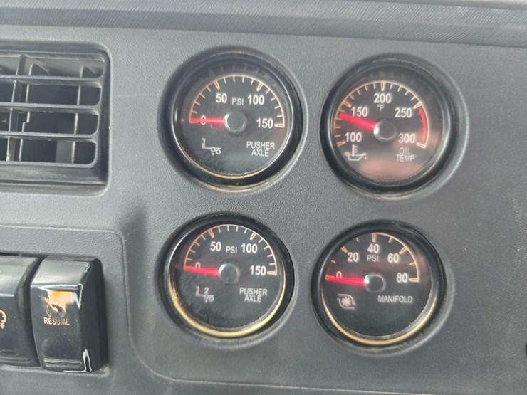 2020-peterbilt-567-image-176