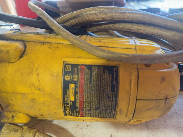 dewalt-dwe4517-7"-angle-grinder-with-extension-cord-image-3