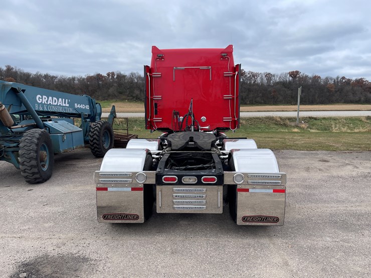 #1043-•-2009-freightliner-semi-(wi-title-in-delay)-image-6