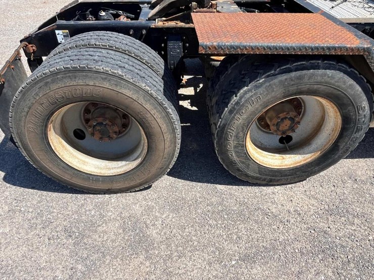 2012-peterbilt-388-image-13