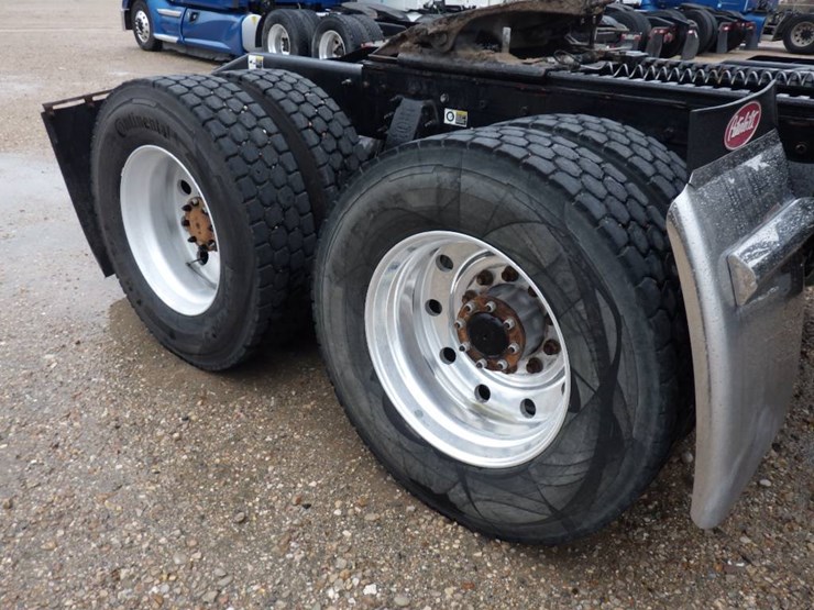 peterbilt-567-image-5