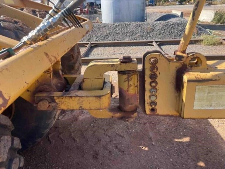 2004-&-2005-john-deere-1812-scraper-package-of-two-image-9