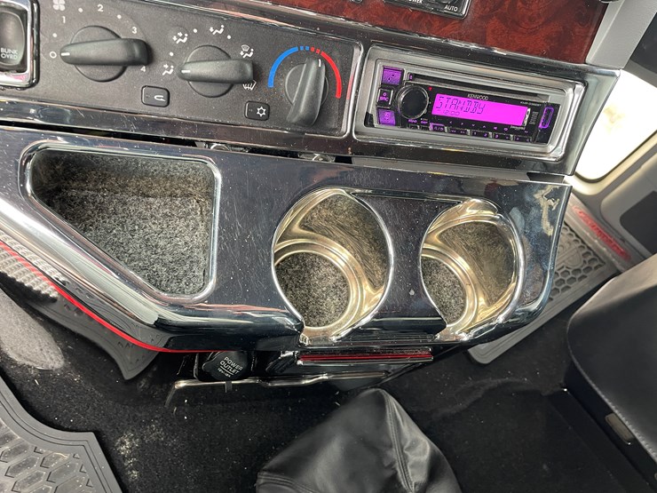 #1043-•-2009-freightliner-semi-(wi-title-in-delay)-image-42