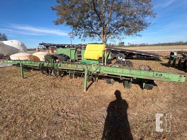 john-deere-7100-image-1