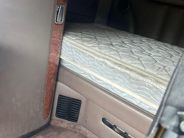 peterbilt-384-image-36