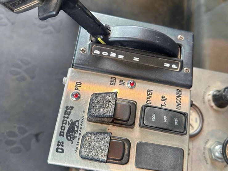 2017-mack-granite-gu713-image-26