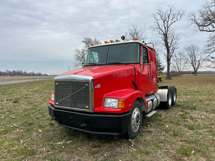 #95-•-volvo-semi-image-67