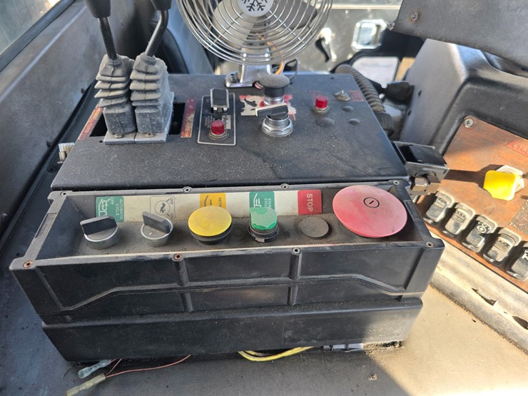 2001-peterbilt-320-image-35