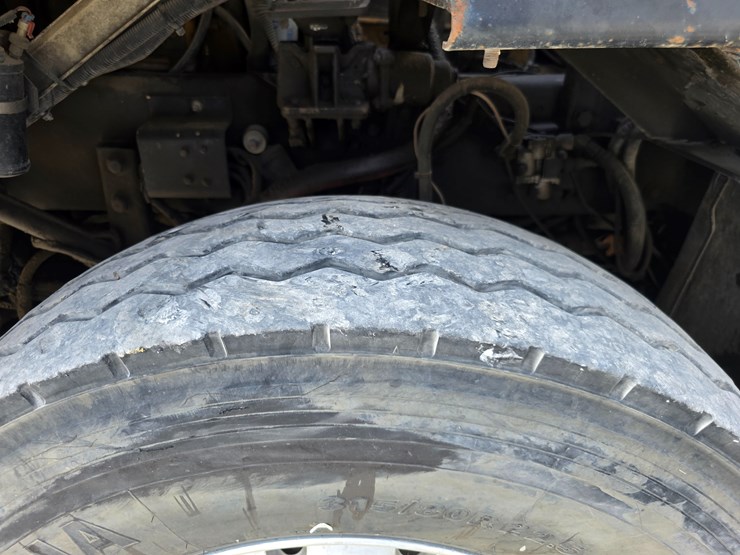 2005-peterbilt-320-image-57