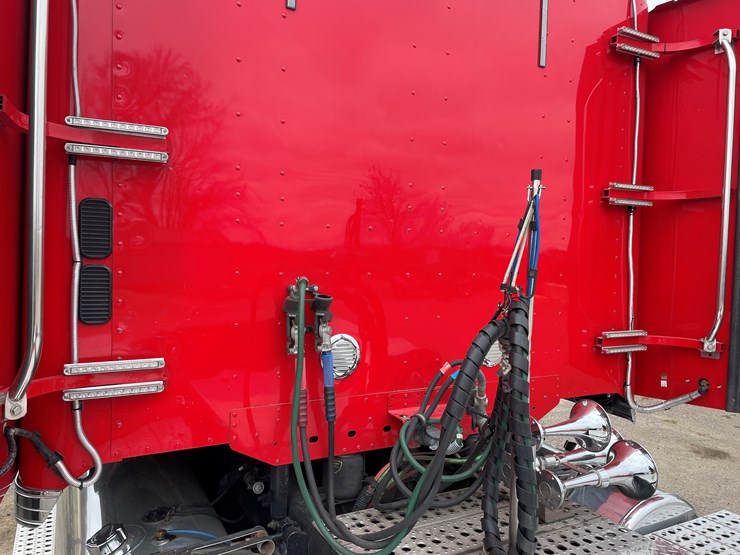 #1043-•-2009-freightliner-semi-(wi-title-in-delay)-image-23