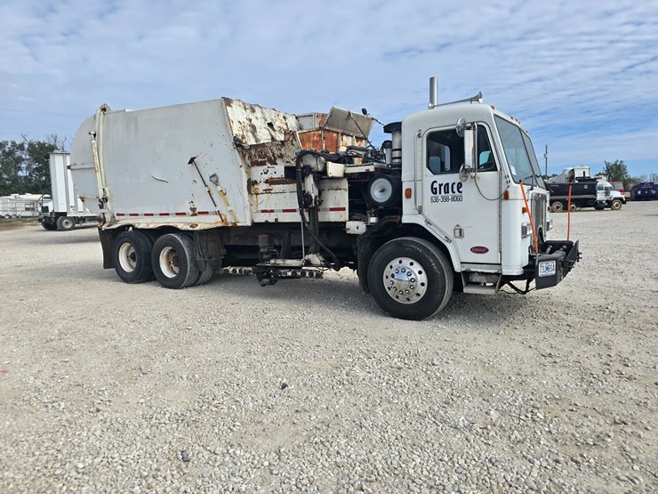 2003-peterbilt-320-image-32