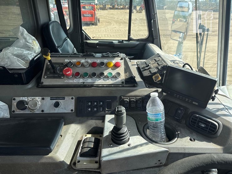 2019-peterbilt-garbage-truck-image-22