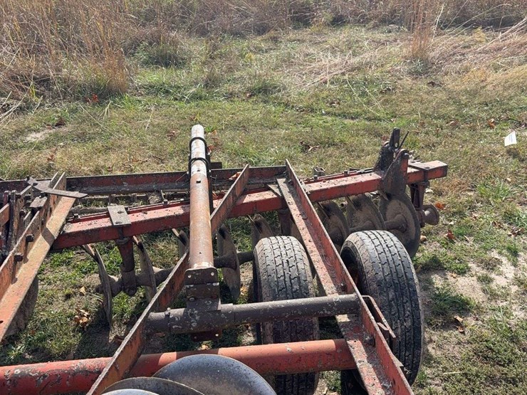 14ft-pull-type-hyd.-disk,-tandem-axle,-newer-tires,-newer-cylinder,-was-using-this-fall,-now-needs-a-new-bearing-and-shaft-on-front-left-side-image-18