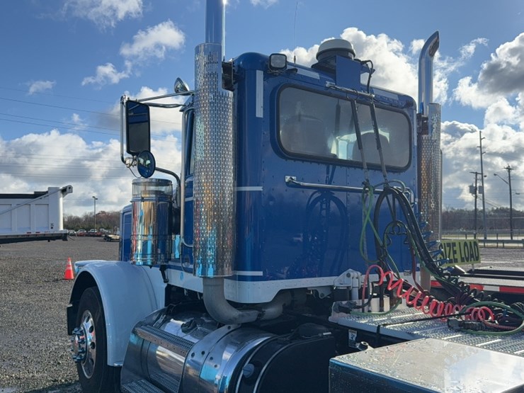 2018-peterbilt-389-image-11