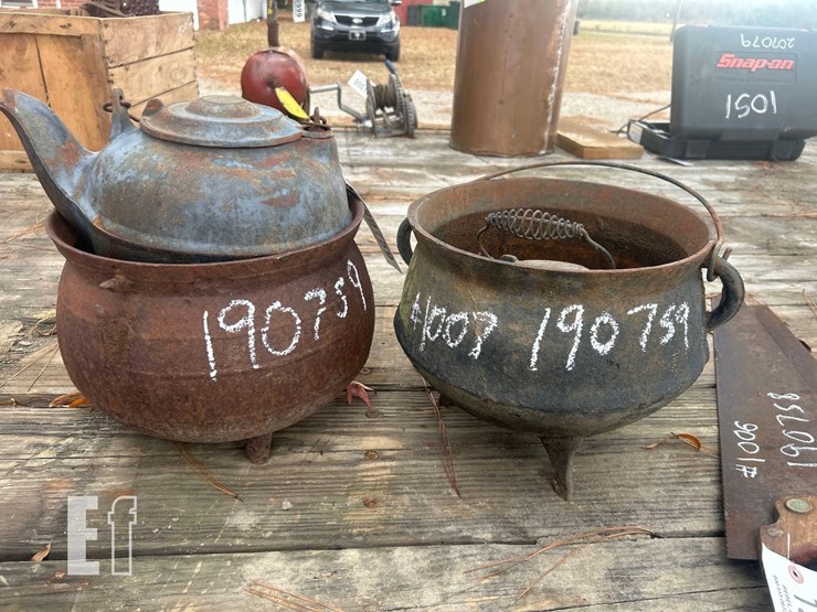 cast-iron-pots-&-kettles-image-1