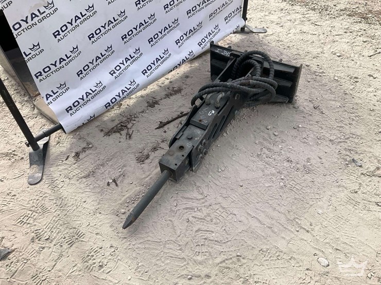 agt680-hammer-/-concrete-breaker-skid-steer-image-2