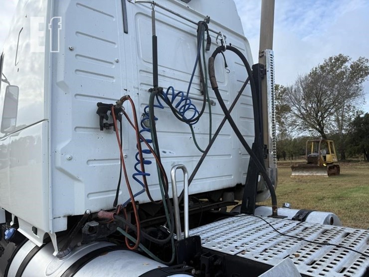 volvo-vnm64t630-image-15